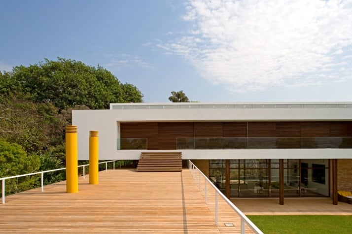 1.100m², Casa Brasilia, Brazil // 2002 photo © Leonardo Finotti // Image Courtesy of Isay Weinfeld