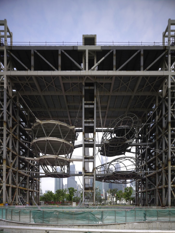 Shanghai Chandelier, river side, under construction, 40M tall steel frame, with 3 cable suspended &#039;public bubbles&#039;  photo © Christian Richters, 2009