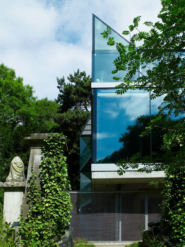 photo © Richard PowersElliott House by Eldridge-Smerin Architects  in North London portrays a mystifying and enigmatic statement in a somewhat spine-c