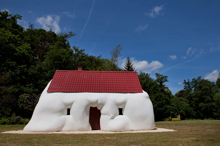 Fat House, 2003, © Erwin Wurm Courtesy Xavier Hufkens Gallery, Brussels/ Galerie Thaddaeus Ropac, Salzburg/ Paris photo © Jesse Willems