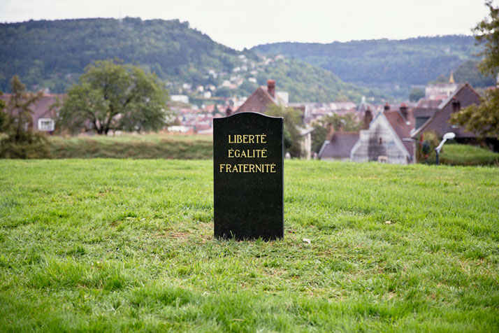 Installation of a black marble tombstone with carved letters covered in 24k gold with the inscription: Liberté, égalité, fraternité ''Liberty, Equality, Fraternity''. Besançon, France. Photo © SpY.