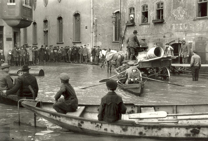 Oskar Barnack: Flood in Wetzlar, 1920. © Leica Camera AG.