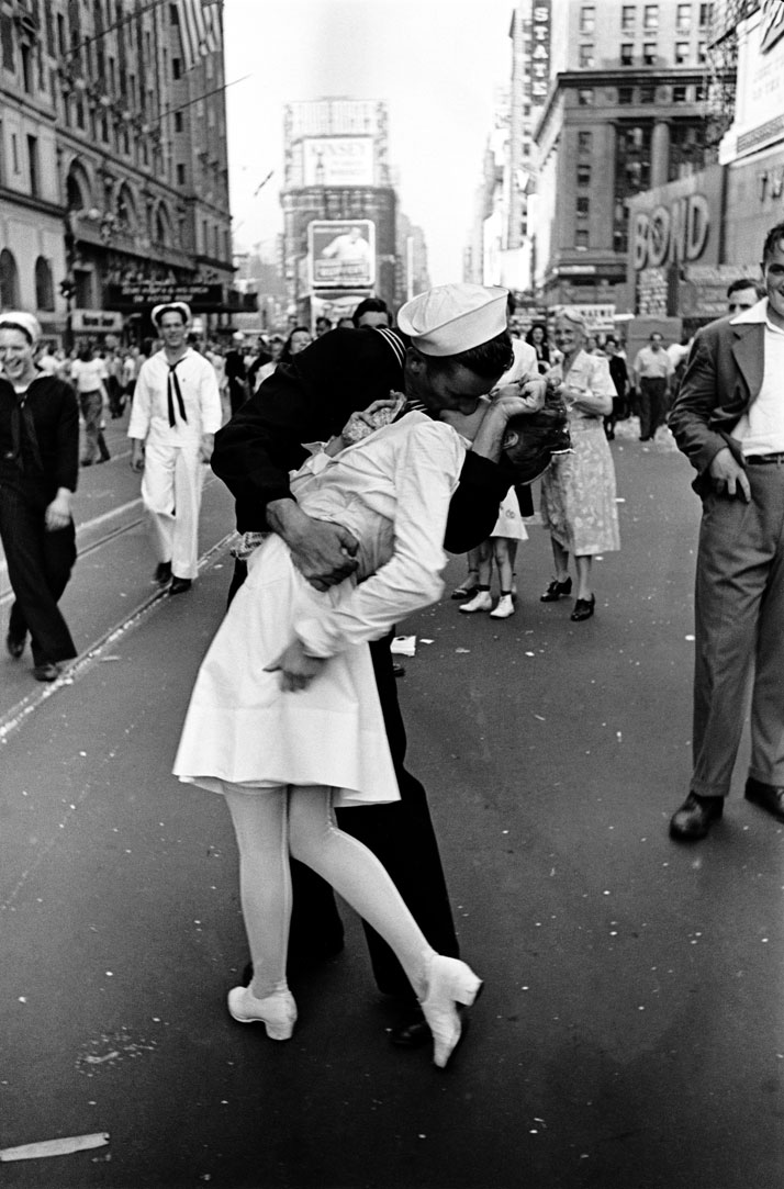 Alfred Eisenstaedt: VJ Day, Times Square, NY, 14. August 1945. © Alfred Eisenstaedt, 2014.