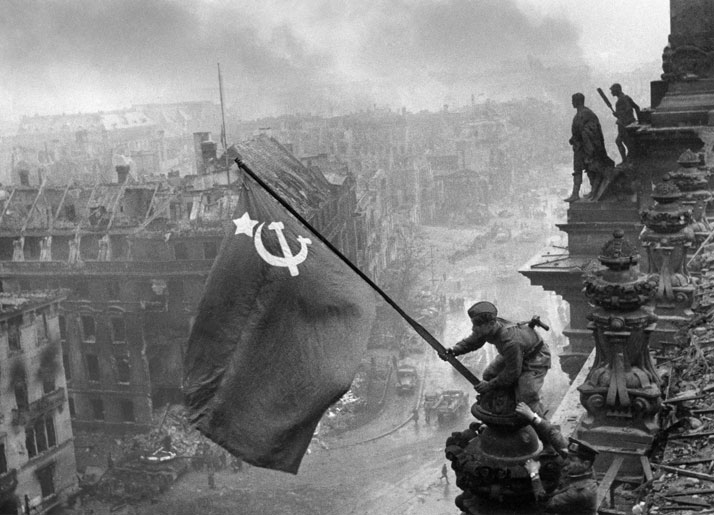 Jewgeni Chaldej: The Flag of Victory, 1945. © Collection Ernst Volland and Heinz Krimmer, Leica Camera AG.