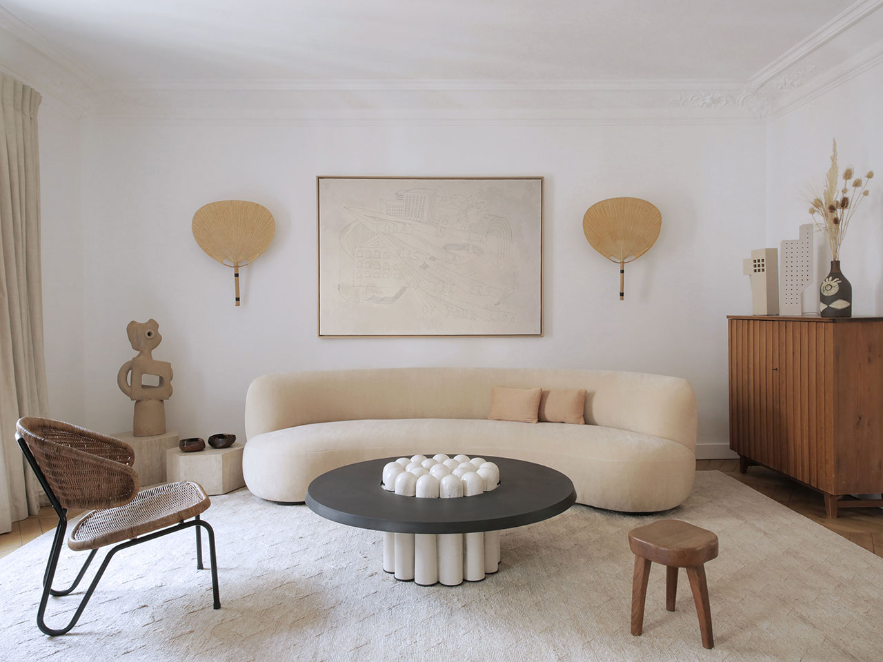 Curved sofa in Pierre Frey mohair fabric by Pierre Augustin Rose, 2018.
Coffee table in lava stone and raku by Emmanuelle Simon, 2018.
Rattan chair, model 568 by Dirk Van Sliedregt, 1954.
Photography by Damien de Medeiros.