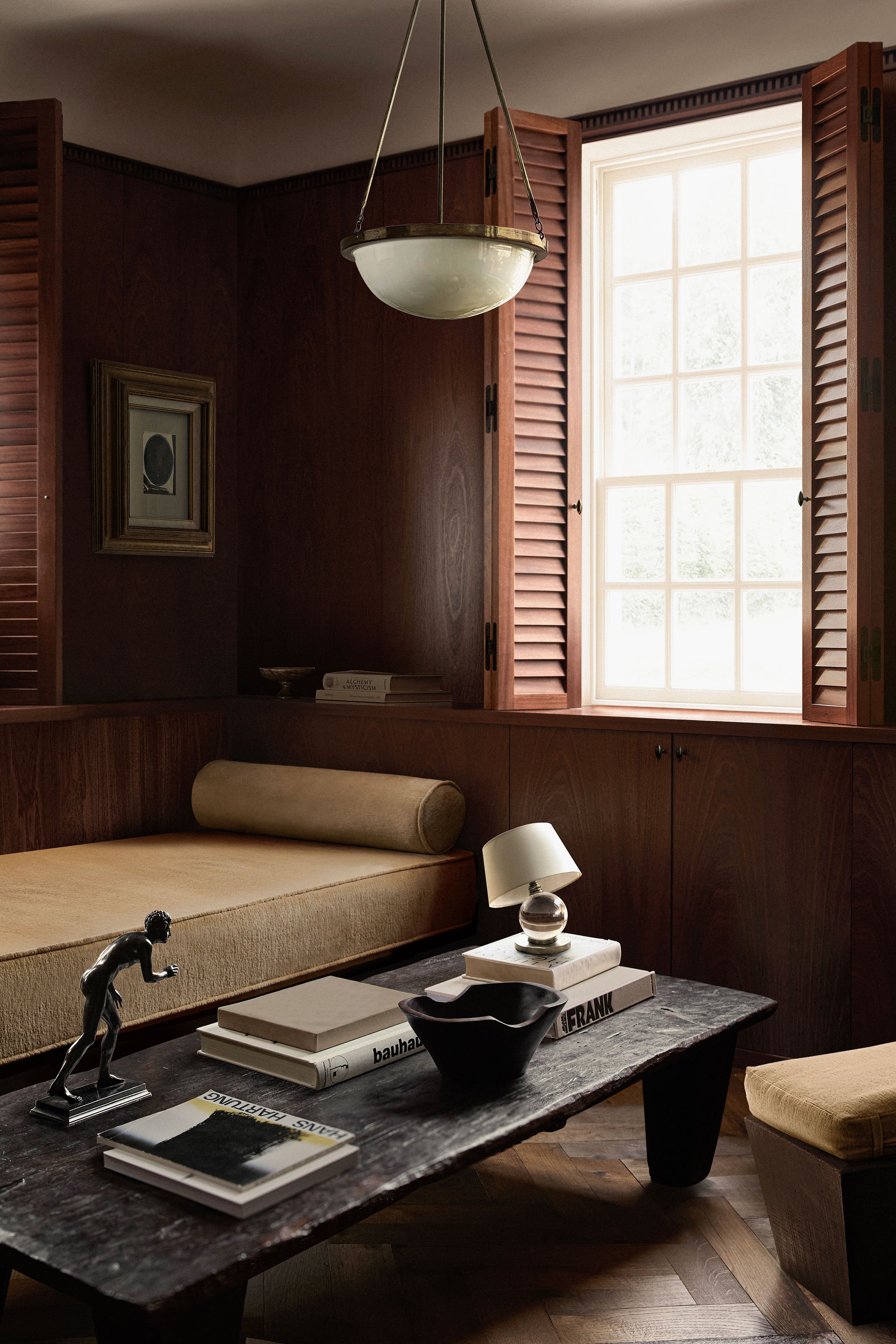 Art Deco plafonnier pendant lamp from the 1930s. Daybed: Custom design by Child Studio. Antique early 20th century African Senufo table in hand-carved wood. Antique table lamp designed by Jacques Adnet for Baccarat in 1940s. Bronze statue, copy of a Greek sculpture from Villa dei Papiri in Herculaneum, made by the historic Chiurazzi foundry of Naples in the early 20th century.
Photography by Helen Cathcart.