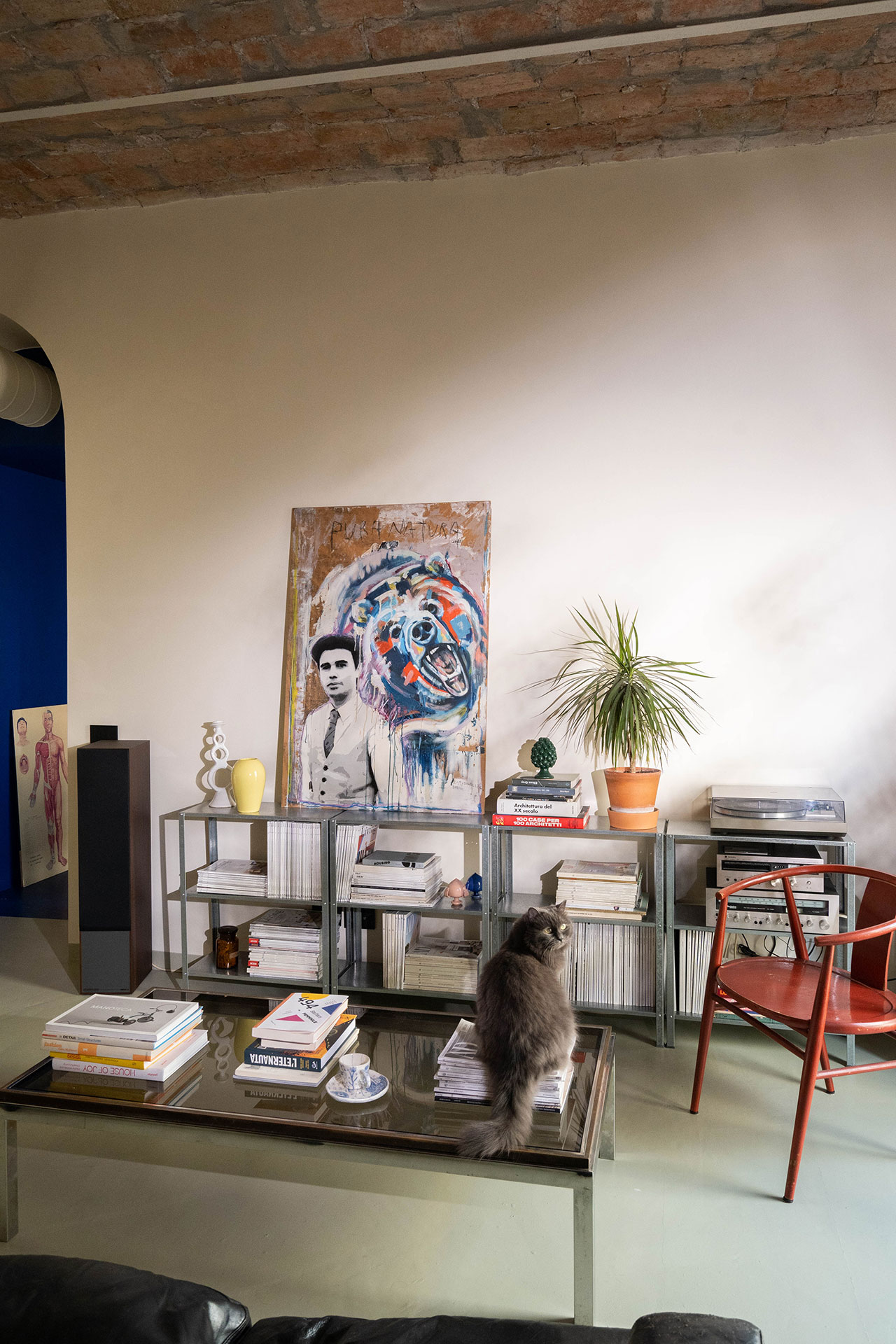 Coffee table: vintage; White Moroccan pottery vase; Vase: Aalto by Iittala; Artwork: mixed media by PU:RE; Walnut covered speakers: Monitor Audio; Record player: Technics.
Photography © Seven H. Zhang.