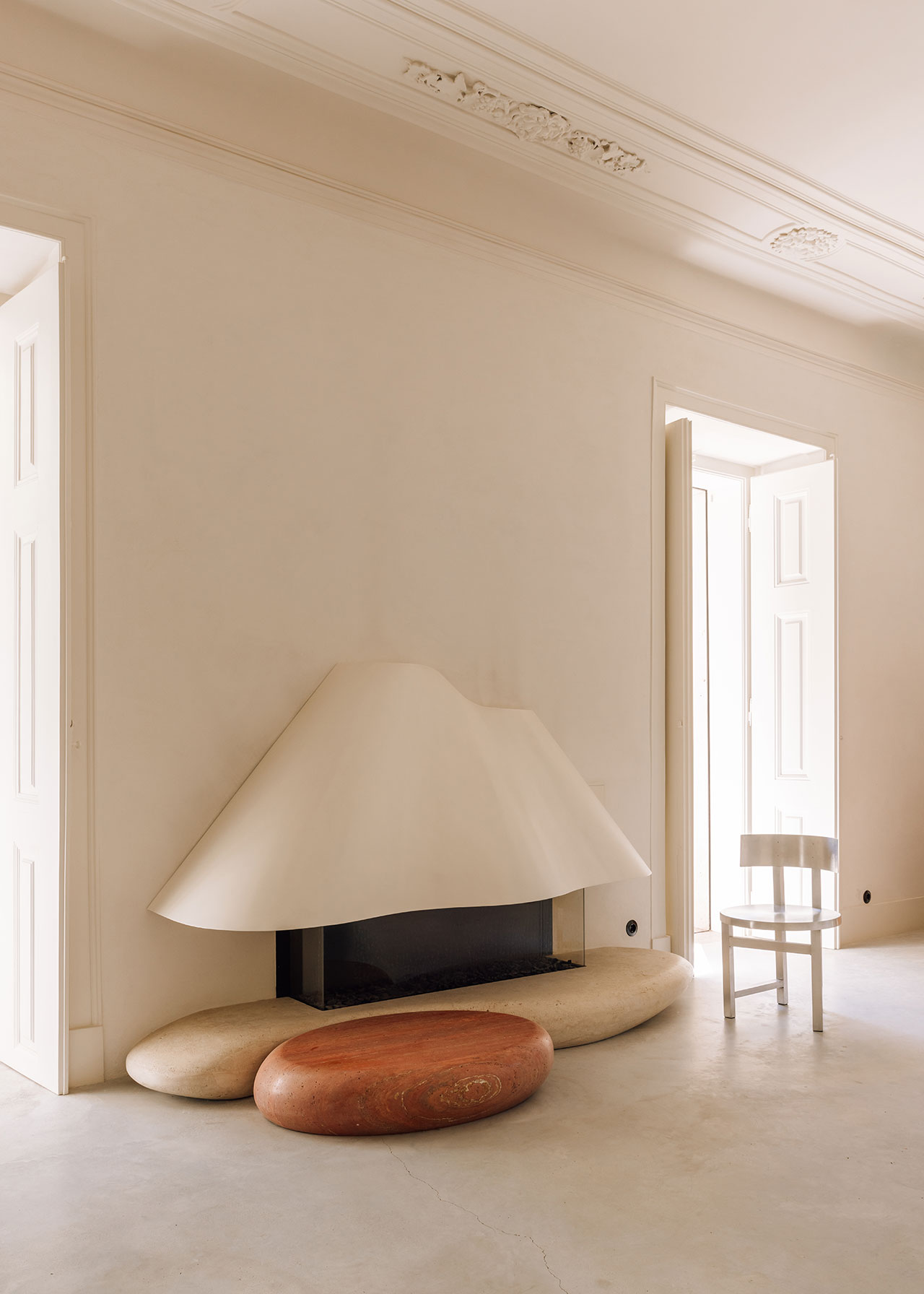 Bespoke fireplace, white and red travertine base and lacquered metal hood; 'AI203 Alumina Chair' by Studio Gameiro.
Photography by Francisco Nogueira.