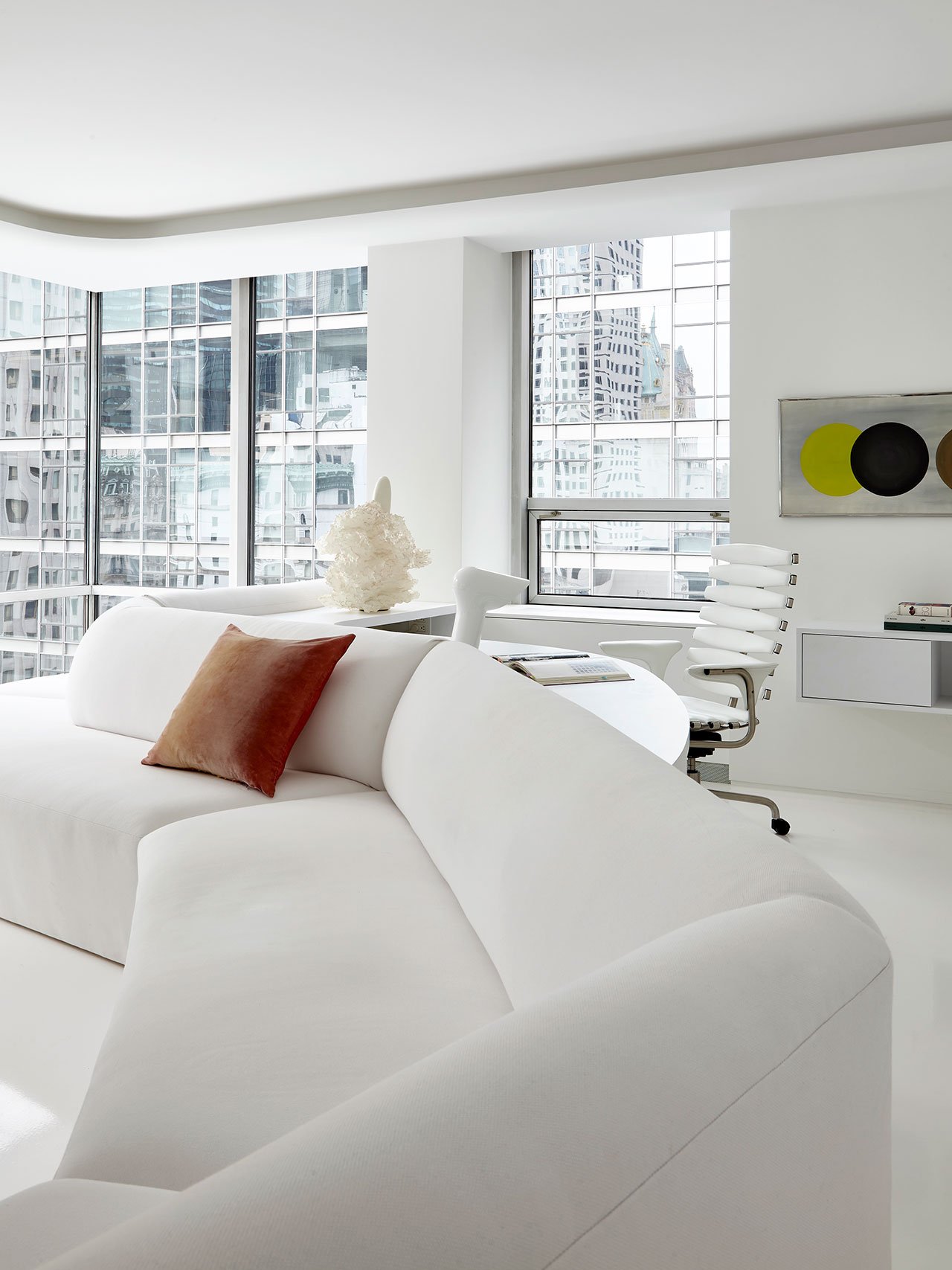 Sectional sofa and desk custom-designed by Hines Collective; DS-2100 “Skeleton” chair by De Sede; Cloud desk lamp from the “Soma Series” by AYALA.
Photography by Joshua McHugh.