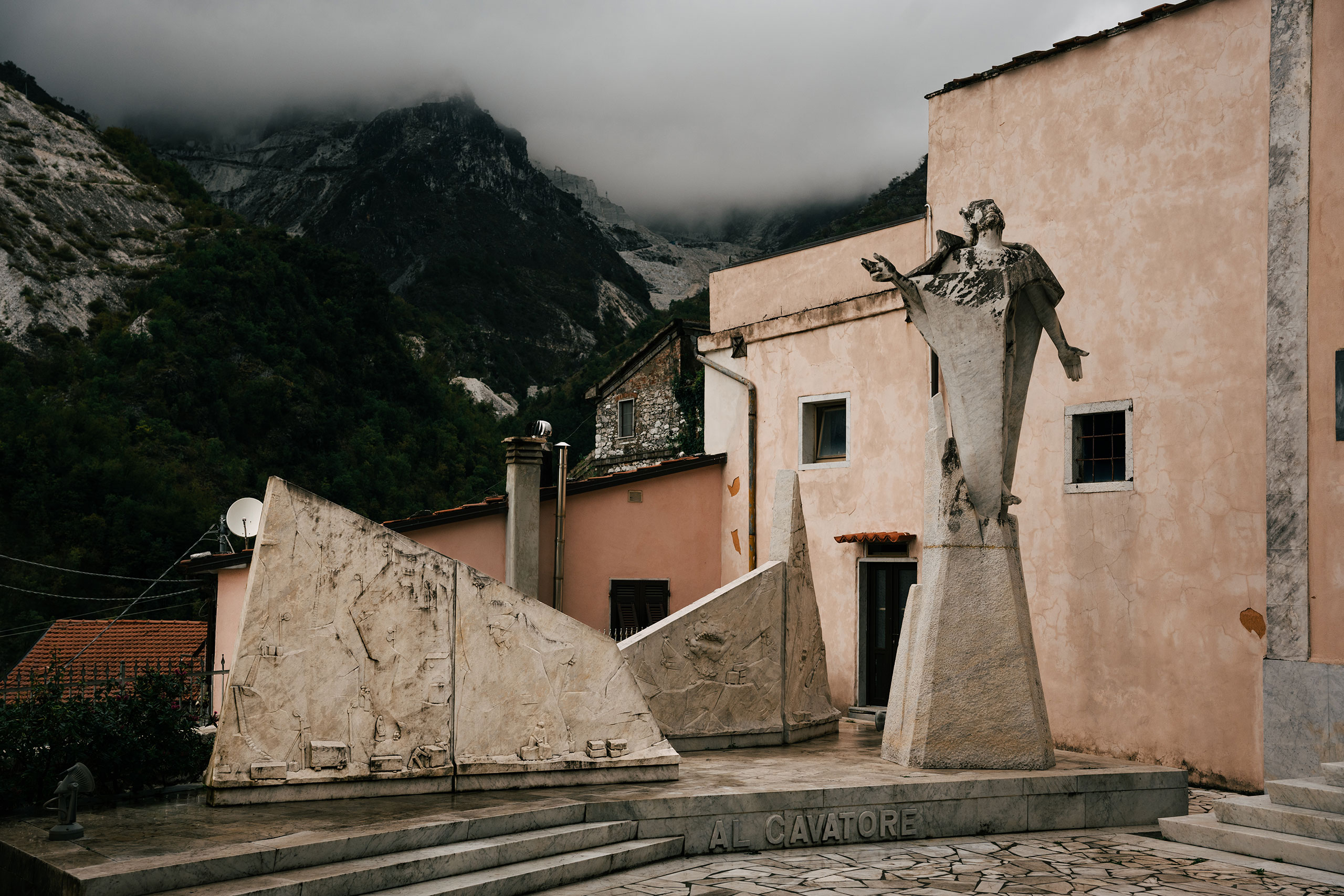 The Monument to the Quarryman, dedicated to the marble workers whose labor and sacrifices brought prosperity to the town over the centuries, was crafted in 1983 by sculptor Alberto Sparapani (Casale Marittimo, 1911 – Carrara, 2004). Photography by Bill Stamatopoulos.