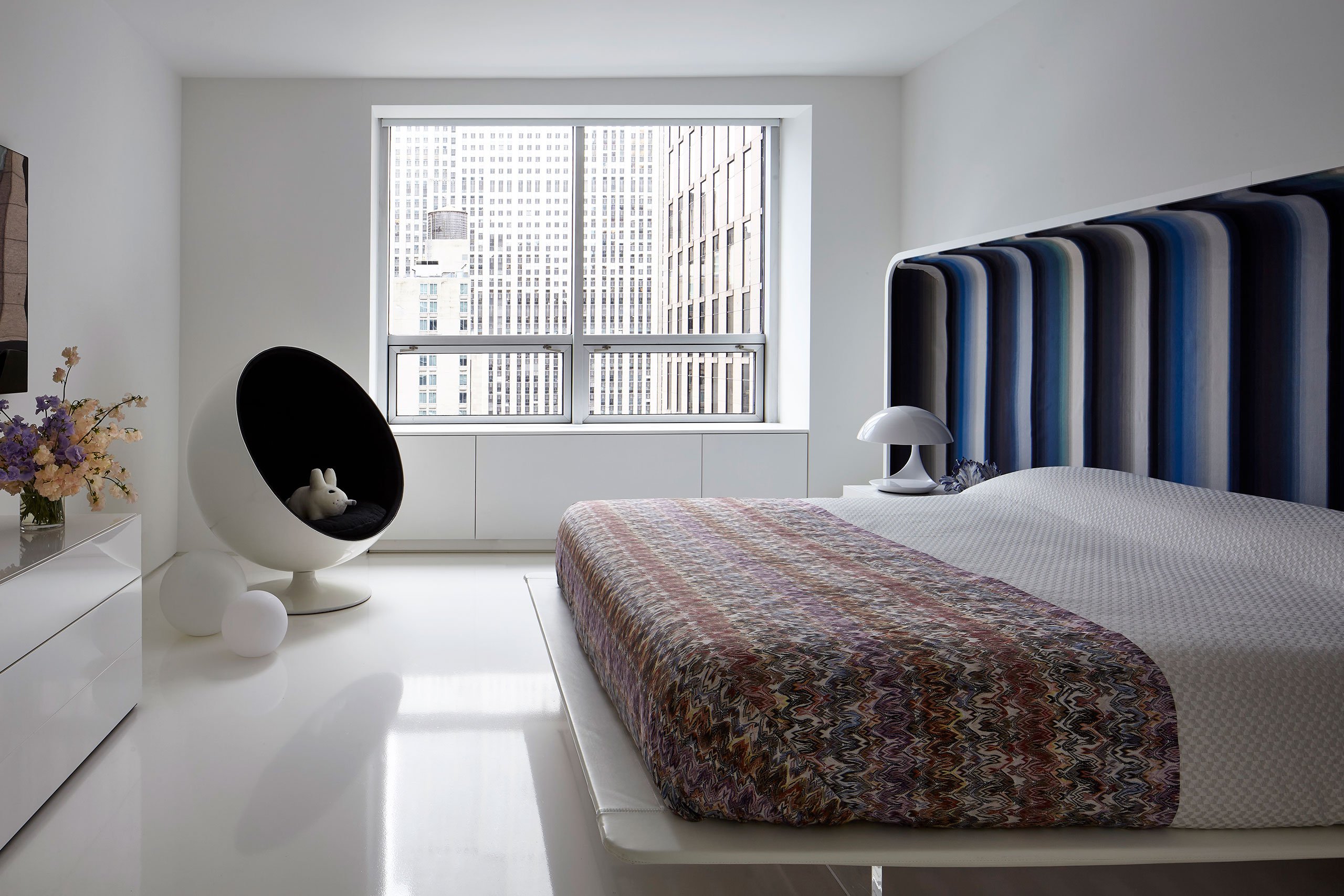 Headboard custom-designed by Hines Collective; "Wing” floating platform bed in leather by Mondo Collection; Vintage Eero Aarnio Ball Chair; “Brix” modular stacking drawer system by Bensen.
Photography by Joshua McHugh.