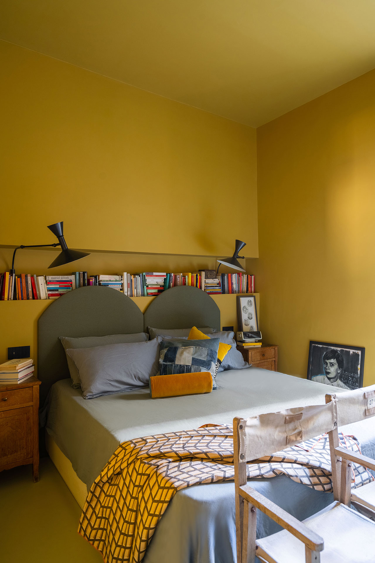 Wall lights: Lampe de Marseille by Le Corbusier for Nemo; Bedside tables and set of folding chairs: vintage; Headboard: custom designed by STUDIOTAMAT and covered with Vescom fabrics.
Photography © Seven H. Zhang.