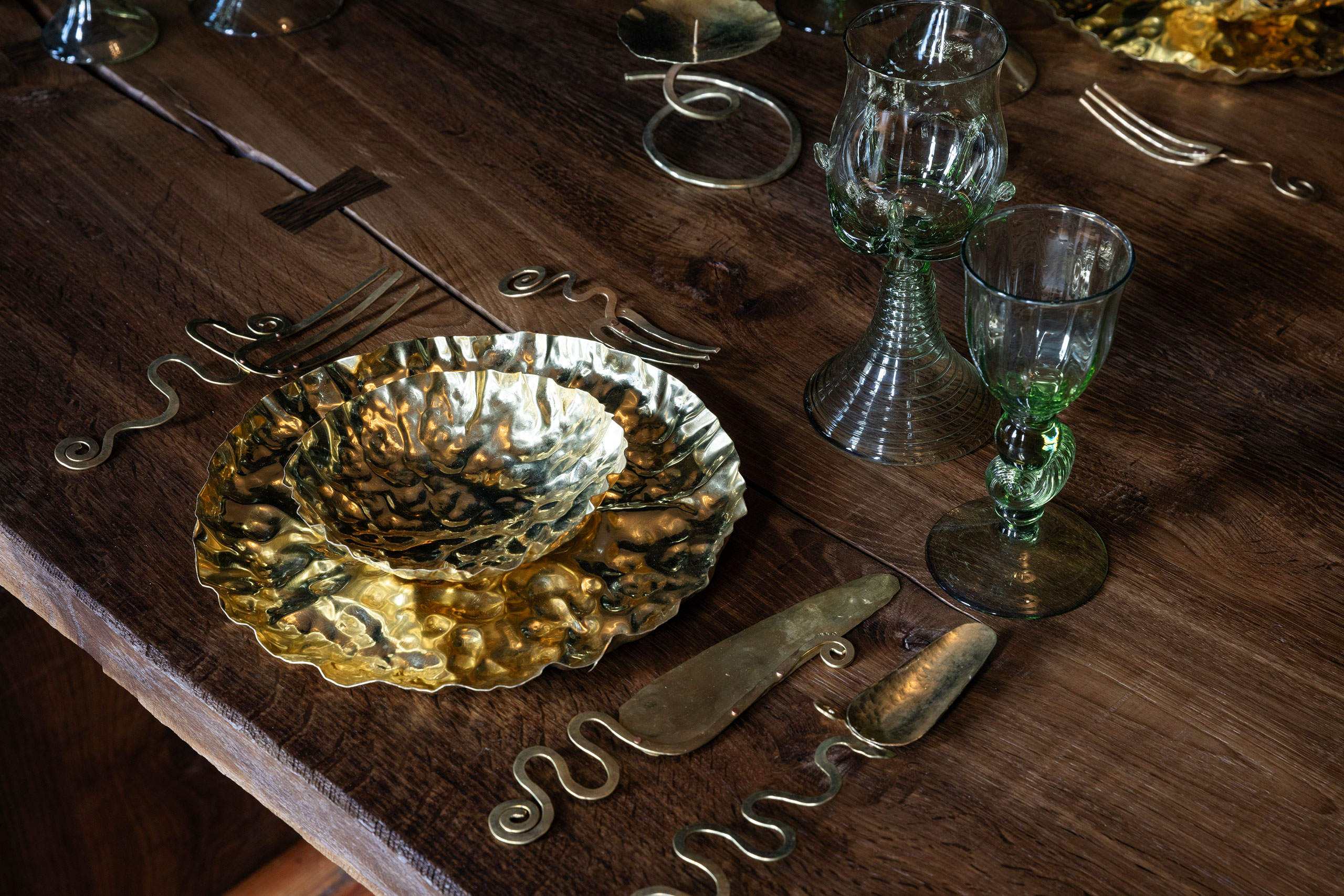 Installation view. Lisbon by Design, Palacete Gomes Freire, Lisbon. May 22- 26, 2024. Photography by Claudia Rocha.
Metal plates and cutlery by Sebastião Lobo; Glassware by Lucie Claudia.