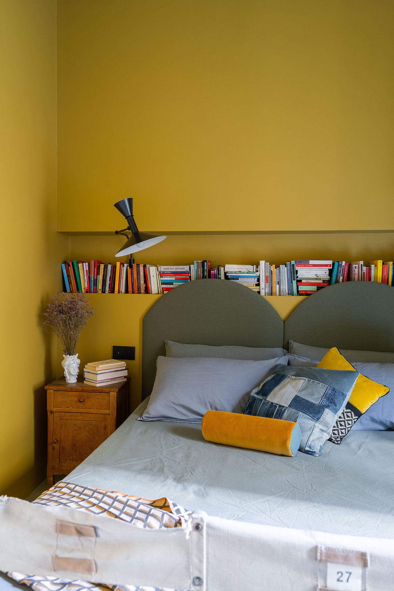 Wall light: Lampe de Marseille by Le Corbusier for Nemo; Bedside tables and set of folding chairs: vintage; Headboard: custom designed by STUDIOTAMAT and covered with Vescom fabrics.
Photography © Seven H. Zhang.