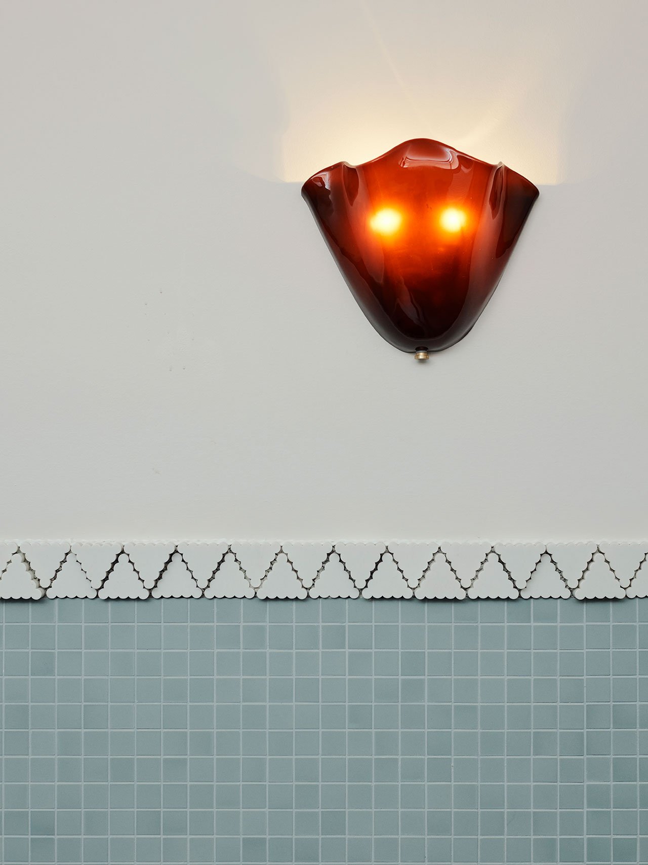 'Vera Sconce' by In Common With; ‘Inax Triangle’ tile border from Artedomus.
Photography by Anson Smart.