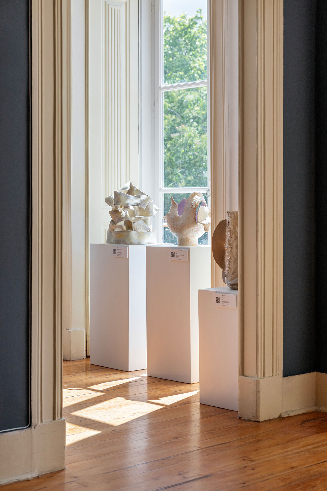 Installation view. Lisbon by Design, Palacete Gomes Freire, Lisbon. May 22- 26, 2024. Photography by Claudia Rocha.
"Interlocking Landscapes" installation featuring ceramic pieces by Vânia Gonçalves (Vago Ceramics) in dialogue with textile pieces by Mariana Rola Pereira (Oderola).