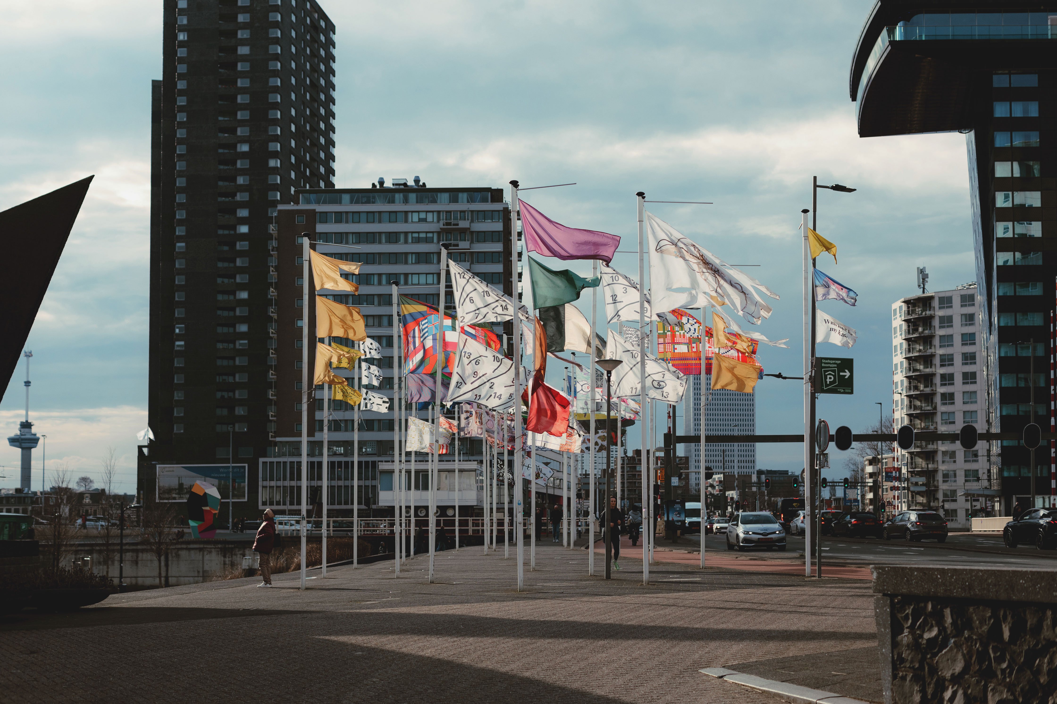 Over 30 international artists have collaborated with the Belgian transdisciplinary platform 019 to create unique flags, all of which were displayed together at the Vlaggenparade. © Design Biennale Rotterdam.