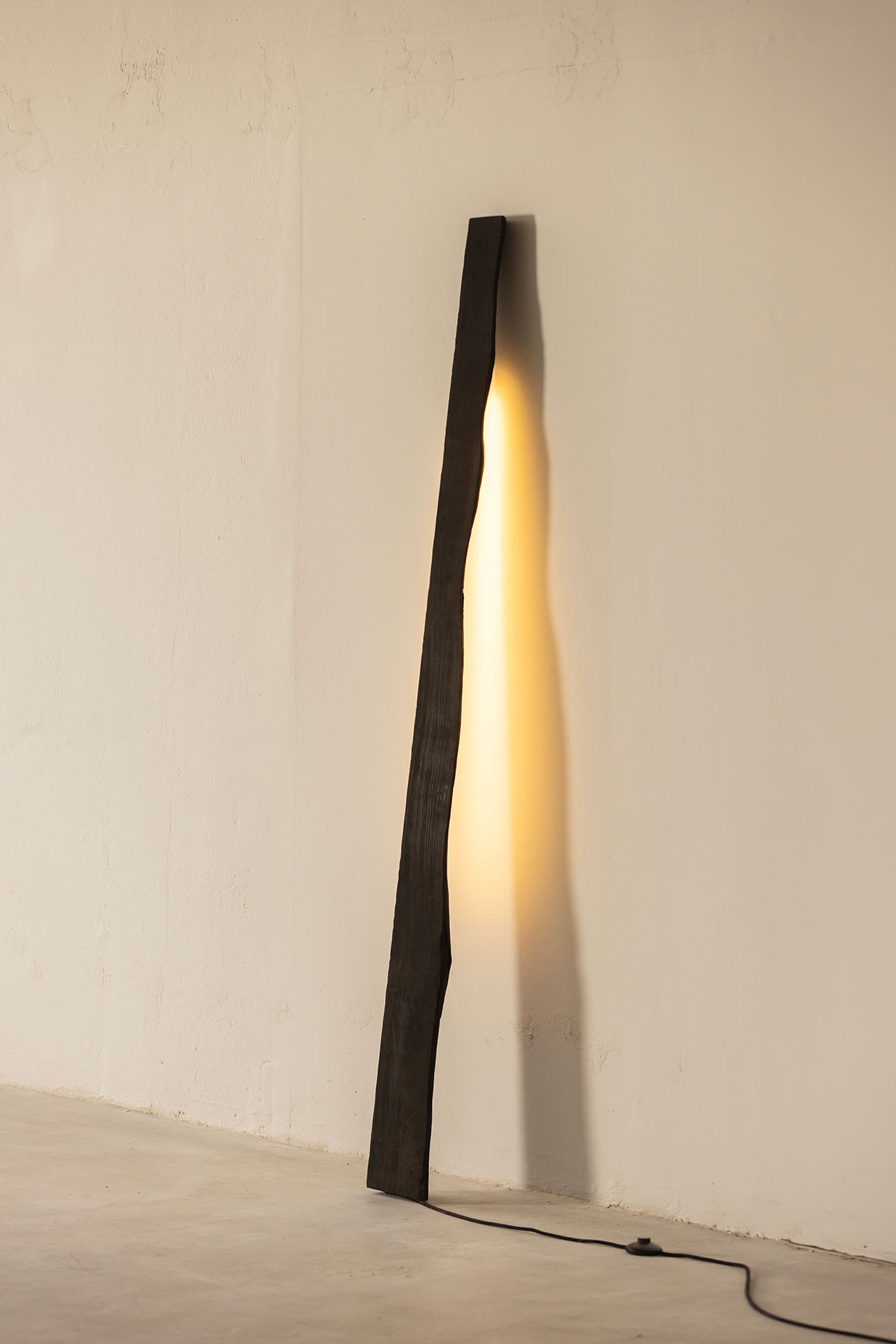 Wall Lamp 04 by Barracão studio (Vasco Fragoso Mendes).
200 x 12 x 4cm.
© Barracao.