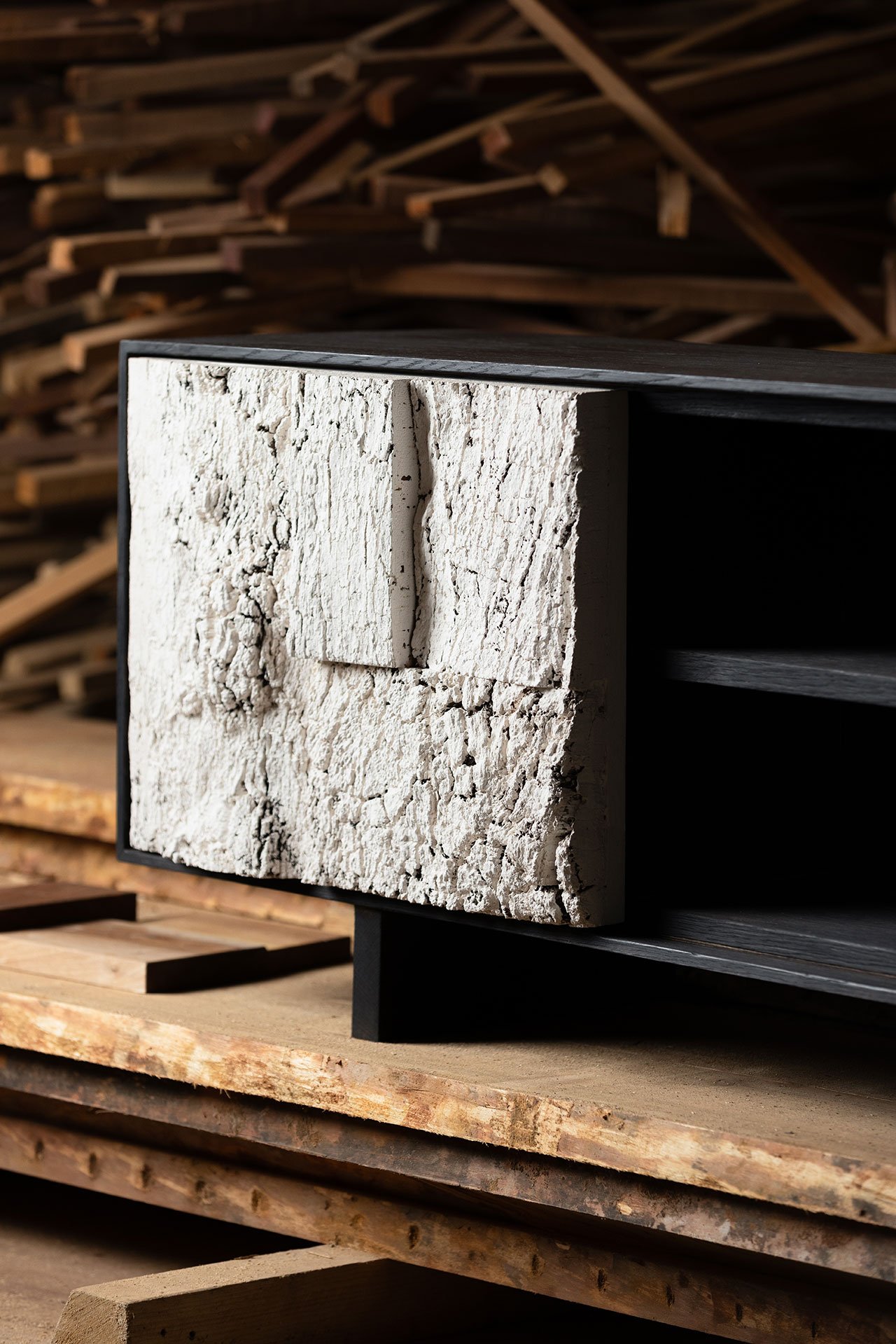 Corcho Collection by Barracão studio (Vasco Fragoso Mendes).
Charred Oak and Cork sideboard.150 x 40 x 50cm.
2023
© Barracao.