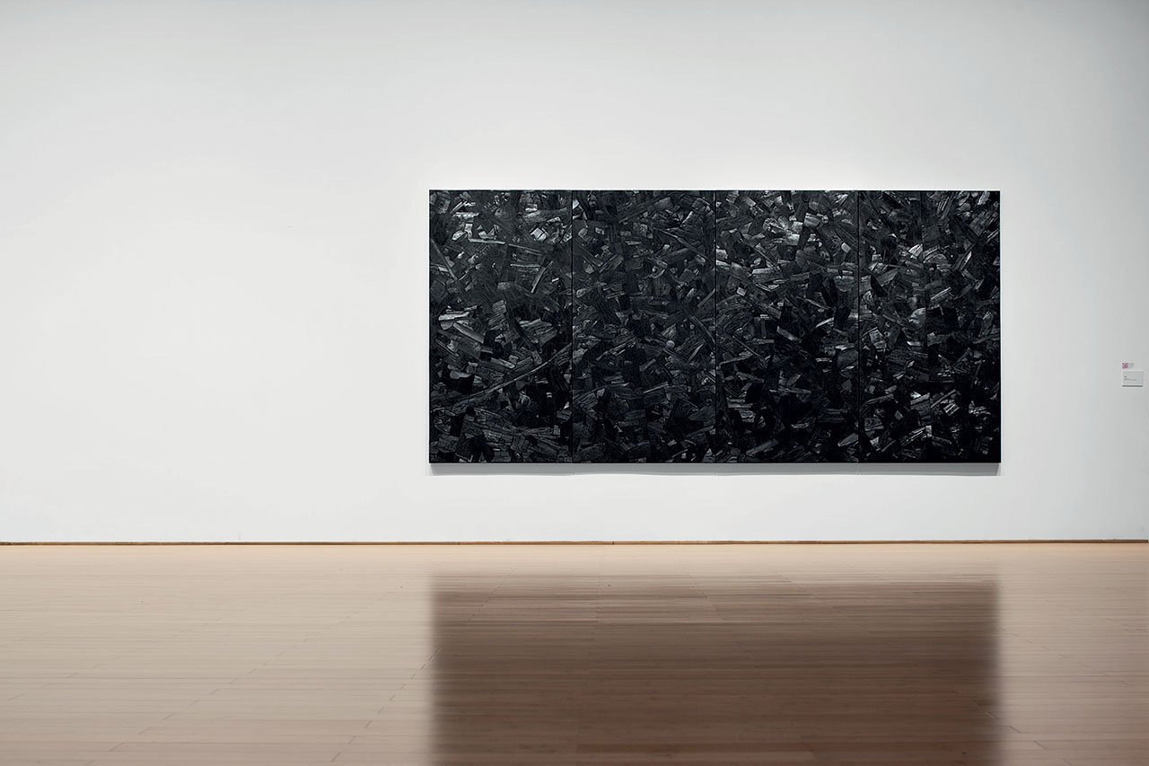 Issu du feu, 2000. Charcoal on canvas, 210 x 440 cm. Installation view at the Daegu Art Museum in 2014. Photo © PARK Myung-Rae. / © Lee Bae.