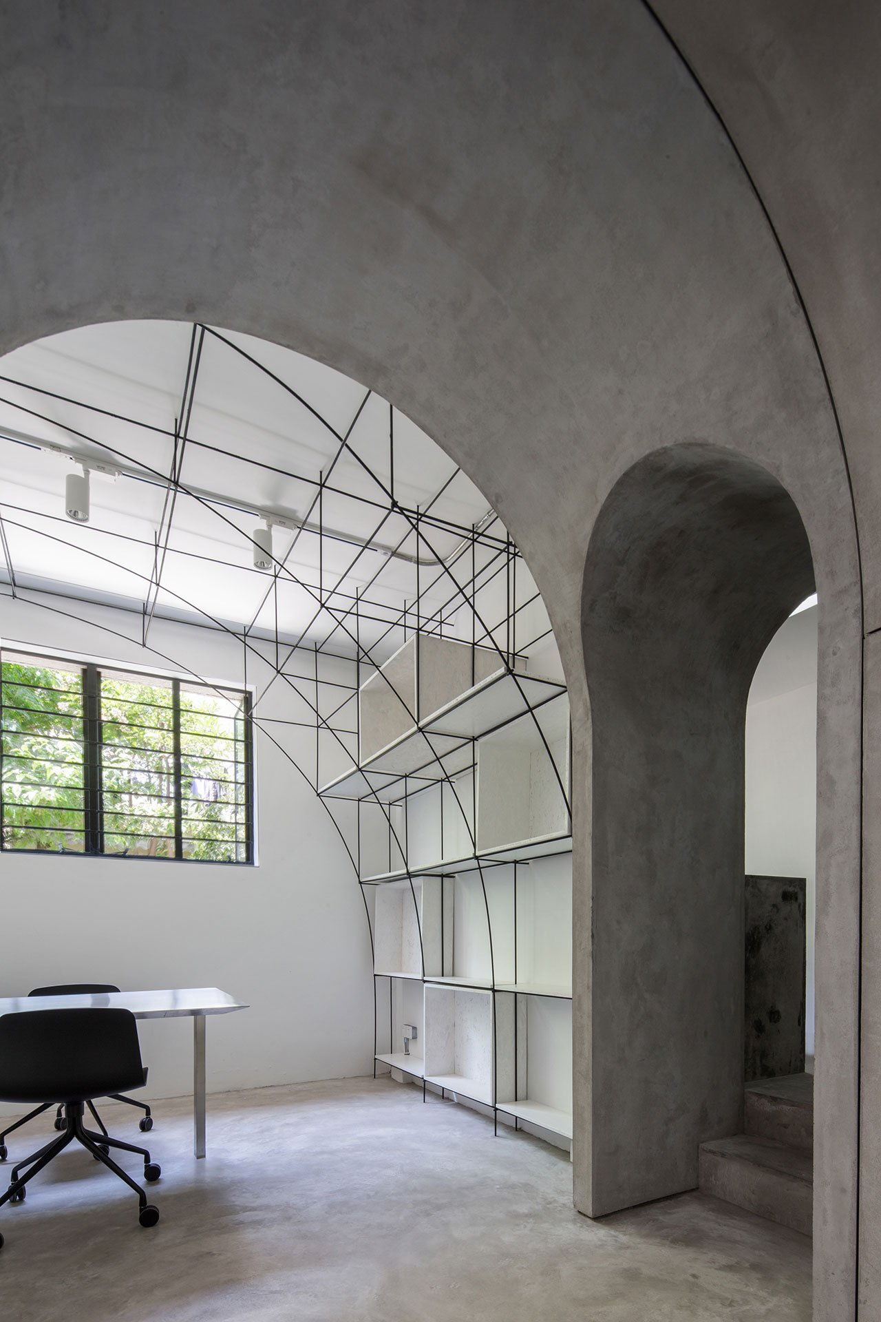 Arched door between the meeting room and the model room. Photo by Qiu Ripei.