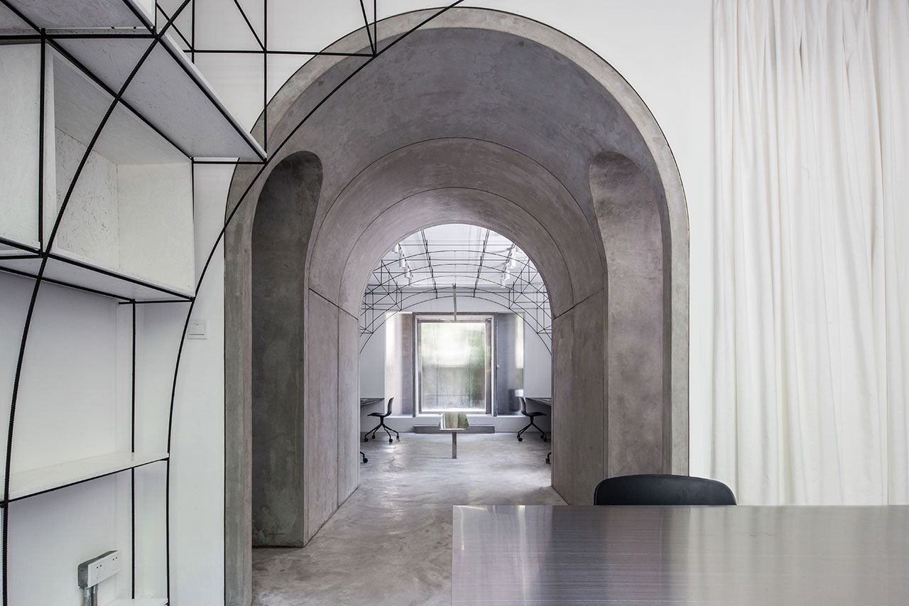 Axis through the meeting room, the archway and the main office. Photo by Qiu Ripei.