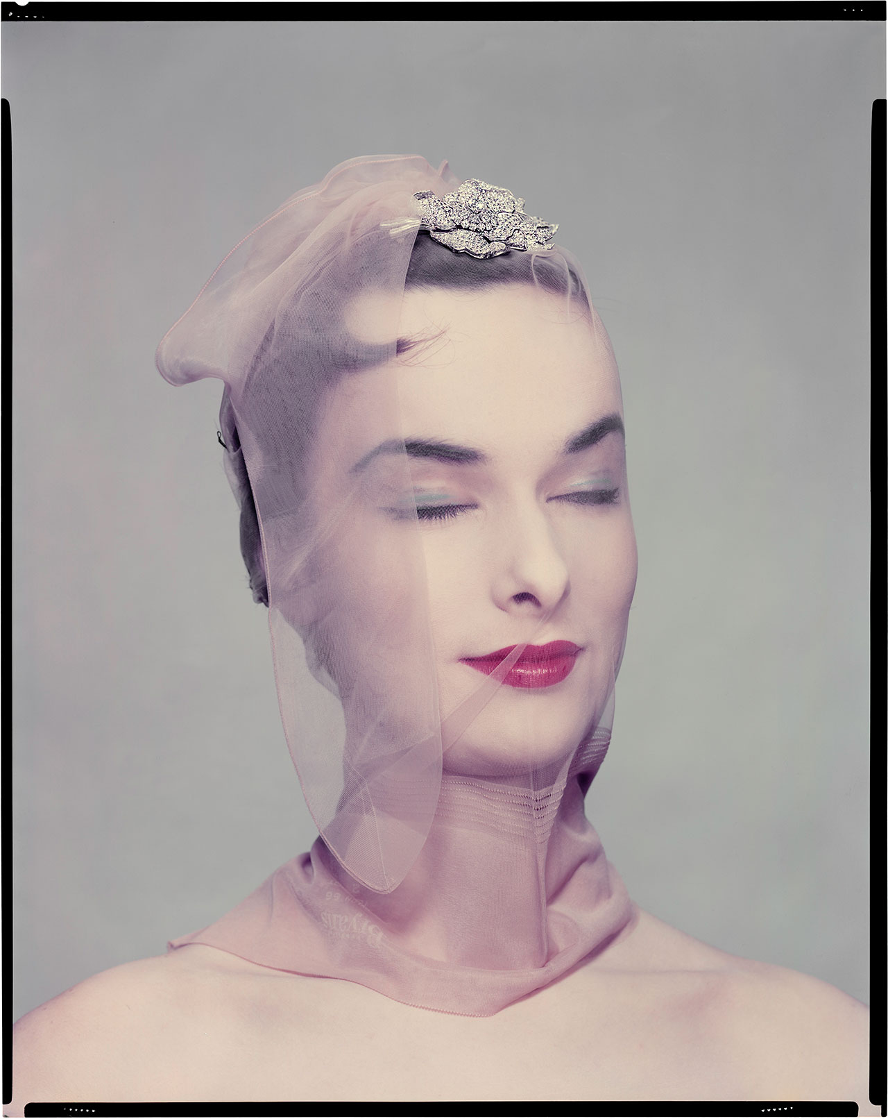 Variant of the photo published in Vogue US, 1st April 1954 «beauty ready to sleep». Model: Victoria von Hagen © The Estate of Erwin Blumenfeld.