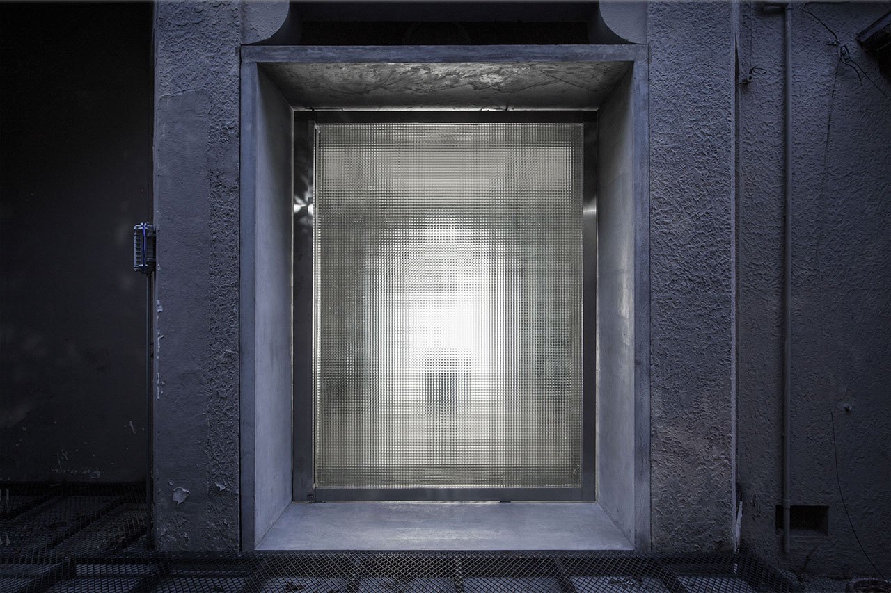 Revolving glass door at night. Photo by Qiu Ripei.