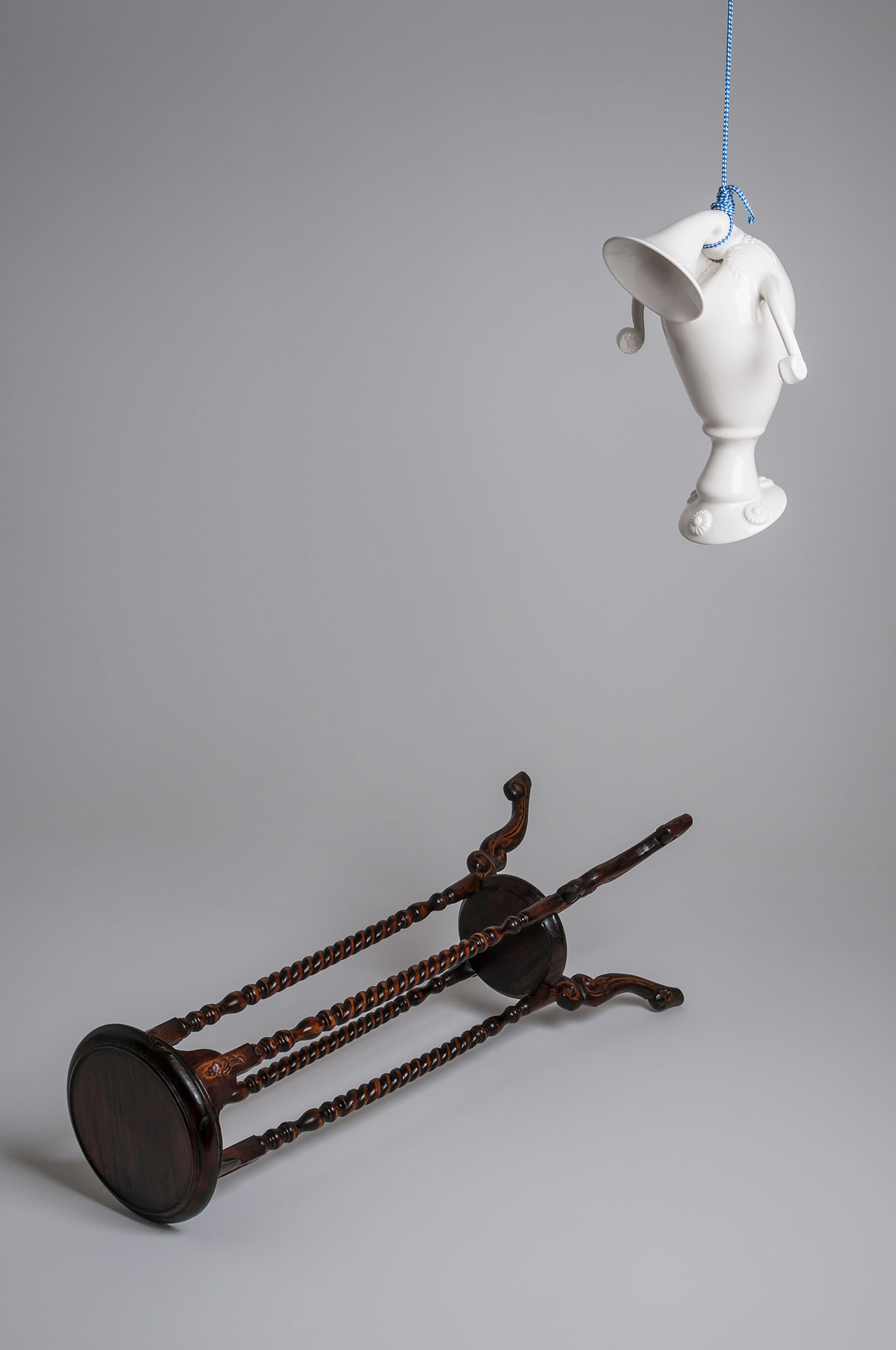 Craste Laurent, La fin d’une potiche I, 2012. Porcelain, glaze, nylon rope, pedestal. Edition 1/5: Vase : 40 x 23.5 x 29 cm; pedestal : 101 x 32 x 32 cm. Permanent collection of the Montreal Museum of Fine Arts.