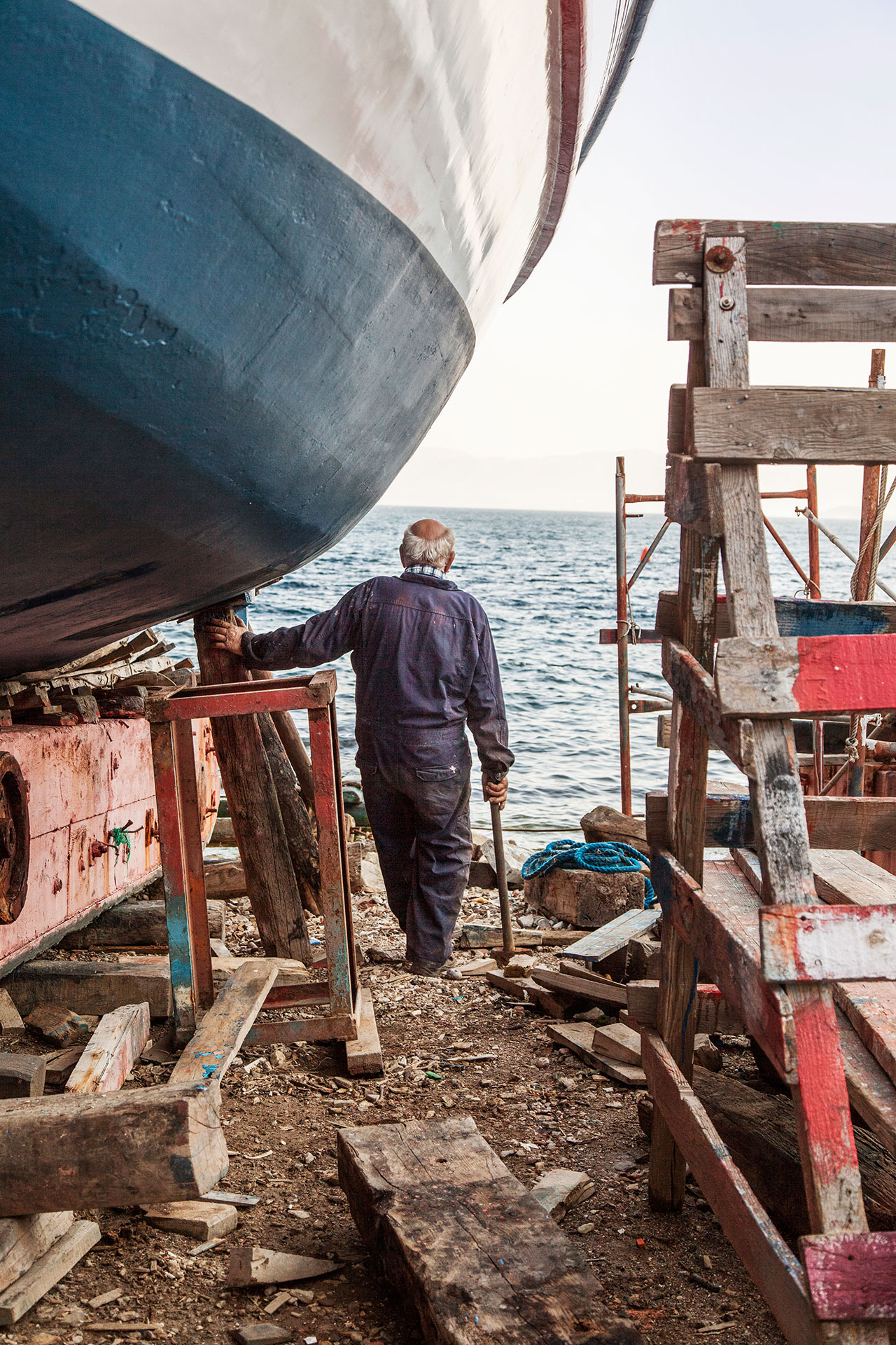 Trikeri. TA Boatyard on the tip of the Pelion. After work its owner takes a long look at the sea. © Benjamin Tafel.