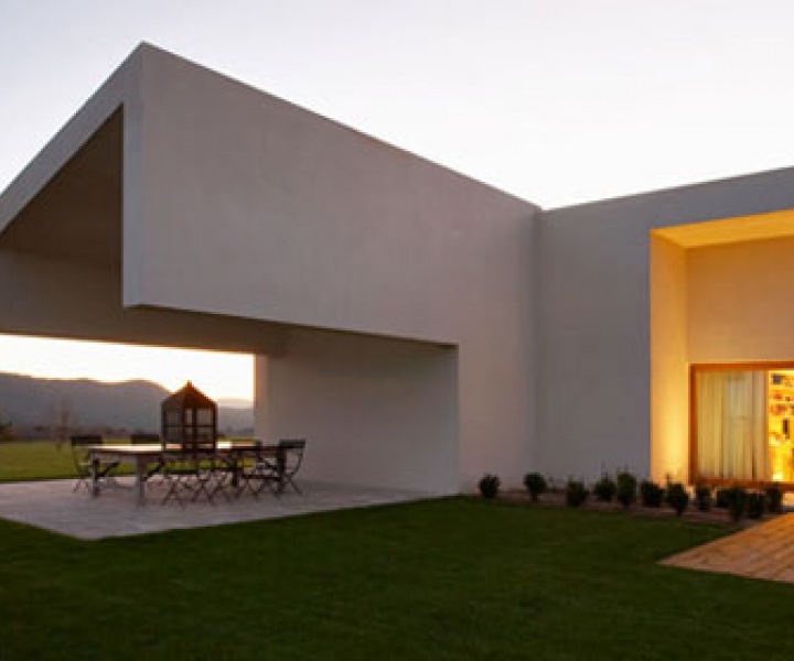 A Single Story Dwelling in Avila by A-cero architects