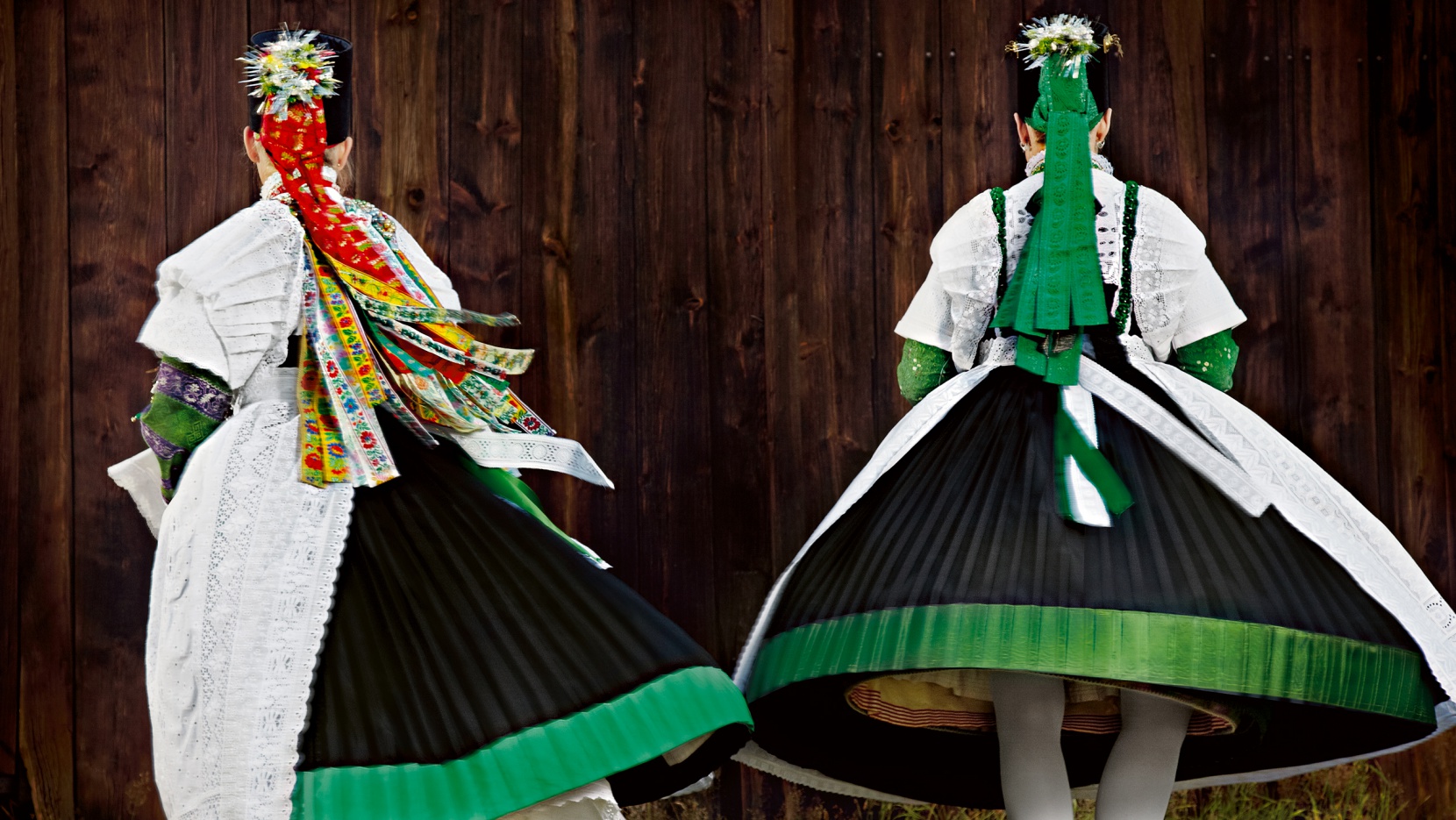 36. #Germany - 78 Traditional Costumes from #around the World ... Typical  dirndl skirted p… | Traditional german clothing, German outfit, Costumes  around the world