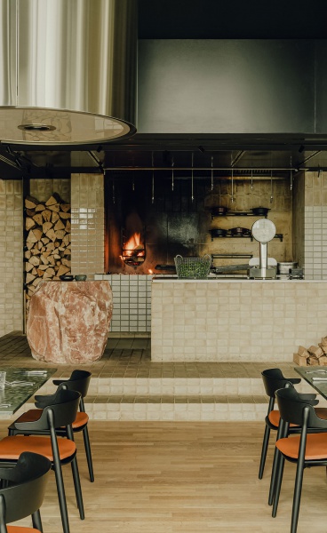 Fire & Salt: Ester Bruzkus Architekten’s Innovative Redesign of Wolfsburg’s Beef Club Restaurant