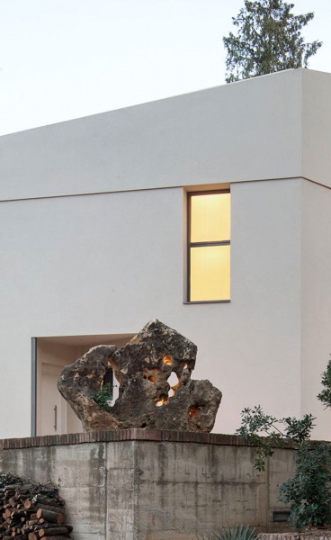Modern Mediterranean Living: A Sculptural Home in Catalonia by Pablo Corroto Pradillo